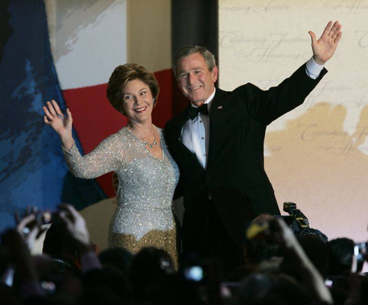 Sue le mise sfoggiate da Laura Bush e Hillary Clinton nel giorno dell&#39;insediamento a Washington dei rispettivi mariti, George W. Bush e Bill Clinton. (Ap) 